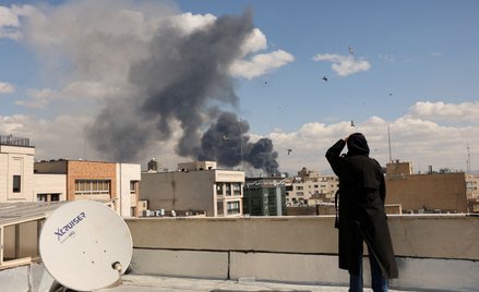 Dym nad Teheranem po ataku Izraela i USA