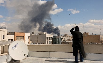 Dym unoszący się po eksplozji, która nastąpiła po ataku Izraela i USA na Teheran.