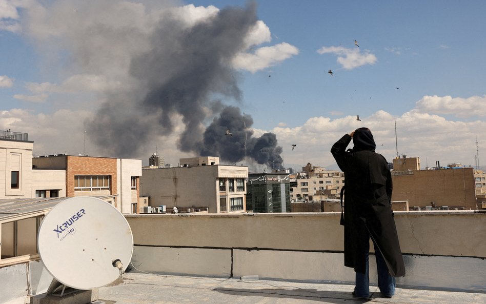 Dym unoszący się po eksplozji, która nastąpiła po ataku Izraela i USA na Teheran.