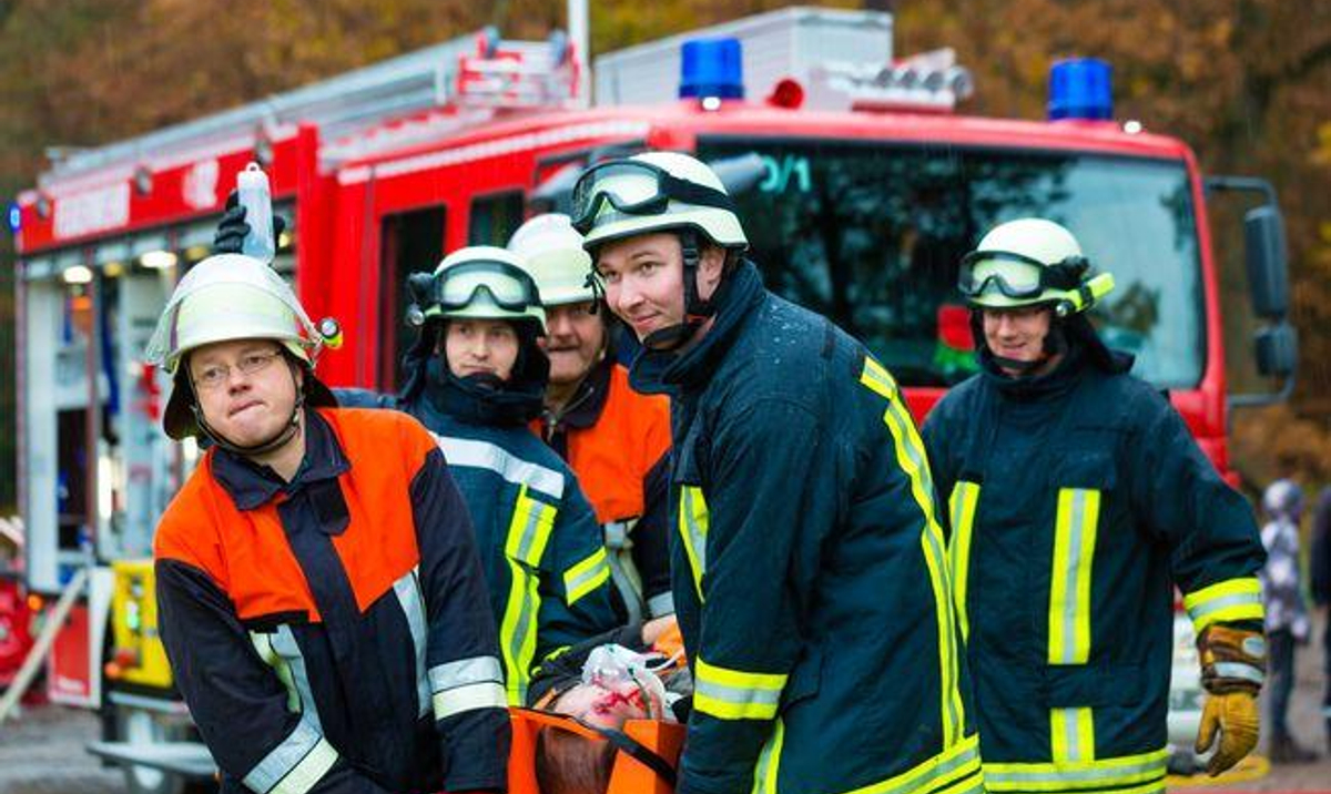 Пожарный случай. Несчастный случай с пожарным. Photo the Fire Brigade Rescue. Пожарный на ДТП без ремня. Авария ПЧ суна 122.