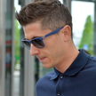 Kontuzjowany Robert Lewandowski na lotnisku w Monachium, przed wylotem do Barcelony.