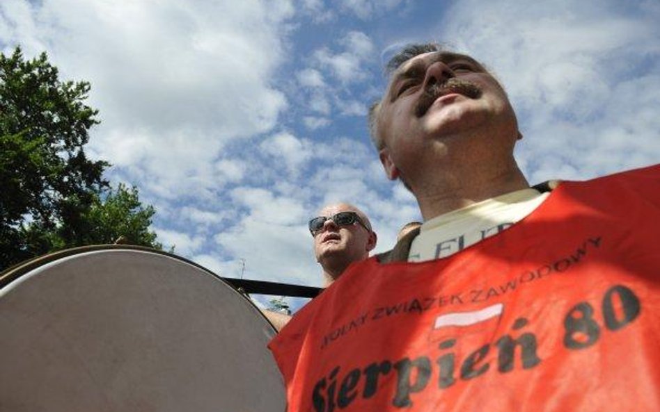 KHW: demonstracja górników przed siedzibą spółki