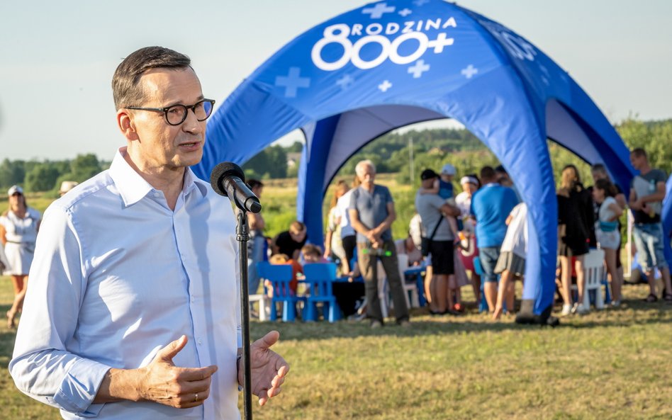 Były premier Mateusz Morawiecki na pikniku połączonym z inauguracją rządowego programu „800 Plus” w 