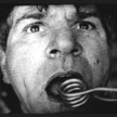 „Moje video- masochizmy II”, 1990. Wideo performance, artysta ironizuje tu z praktyk performerów kal