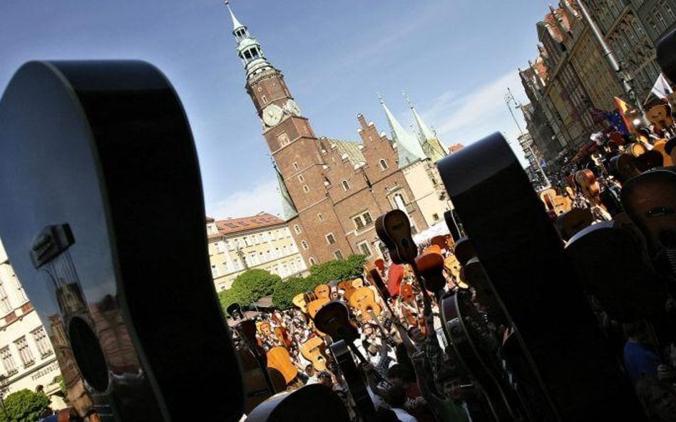 We Wrocławiu kilka razy próbowano pobić Gitarowy Rekord Guinnessa. Udało się w 2009 r., gdy zagrało 