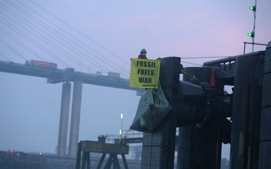 Aktywiści z Wielkiej Brytanii zatrzymali tankowiec z rosyjską ropą