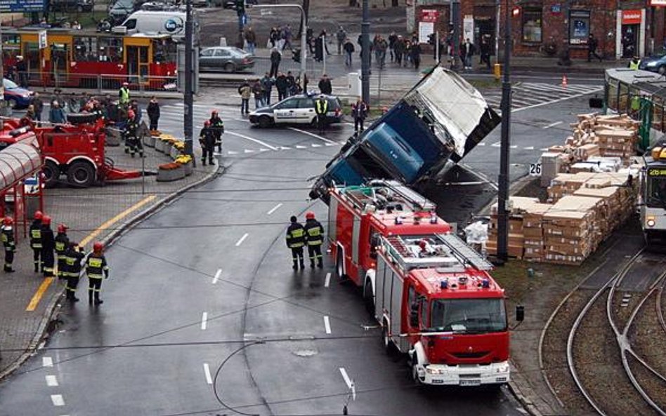 Przewrócony tir zablokował na trzy godziny Grochów
