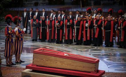 Trumna ze zwłokami papieża Franciszka w Bazylice Św. Piotra w Watykanie