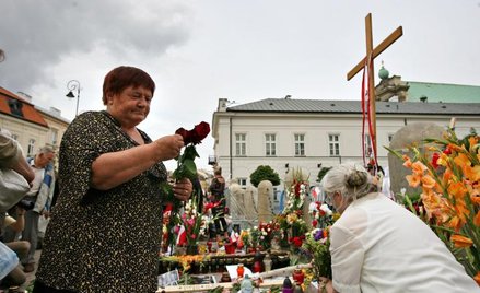 Obelisk szansą na zgodę pod pałacem?