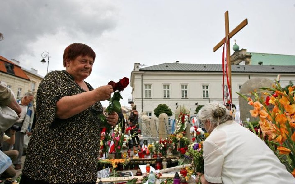 Obelisk szansą na zgodę pod pałacem?