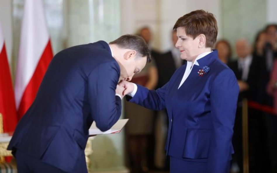 Premier Beata Szydło ma nieco gorsze notowania niż Andrzej Duda, ale nadal więcej ankietowanych ocen