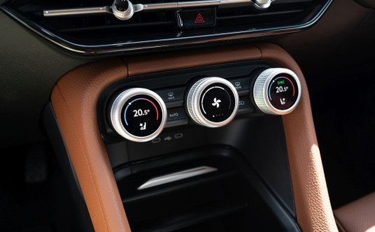 Powrót do pokręteł - regulujemy nimi m.in. głośność i temperaturę.