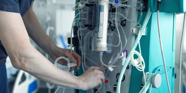 Technicy i elektrycy w szpitalach zarabiają ok. 5,5 tys. zł netto — lekarze miliony