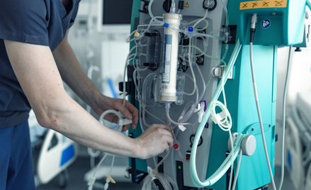 Zarabiają w szpitalach średnio 5,5 tys. zł netto. To przepaść w porównaniu z pensjami lekarzy