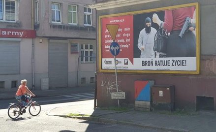 Billbordy z cytatami Donalda Trumpa na temat broni pojawiły się na razie w północnej Polsce