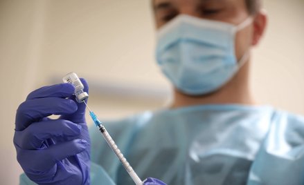 Krok po kroku, kto zawinił w sporze z Pfizerem. Szerokie tło zamówień na szczepionki