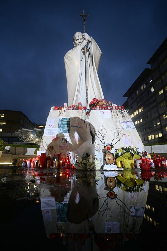 Świece przed pomnikiem Jana Pawła II przed Kliniką Gemelli w Rzymie