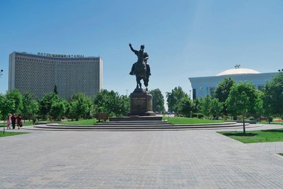 Taszkent. Plac i pomnik Timura. W tle postsowiecki hotel Uzbekistan.