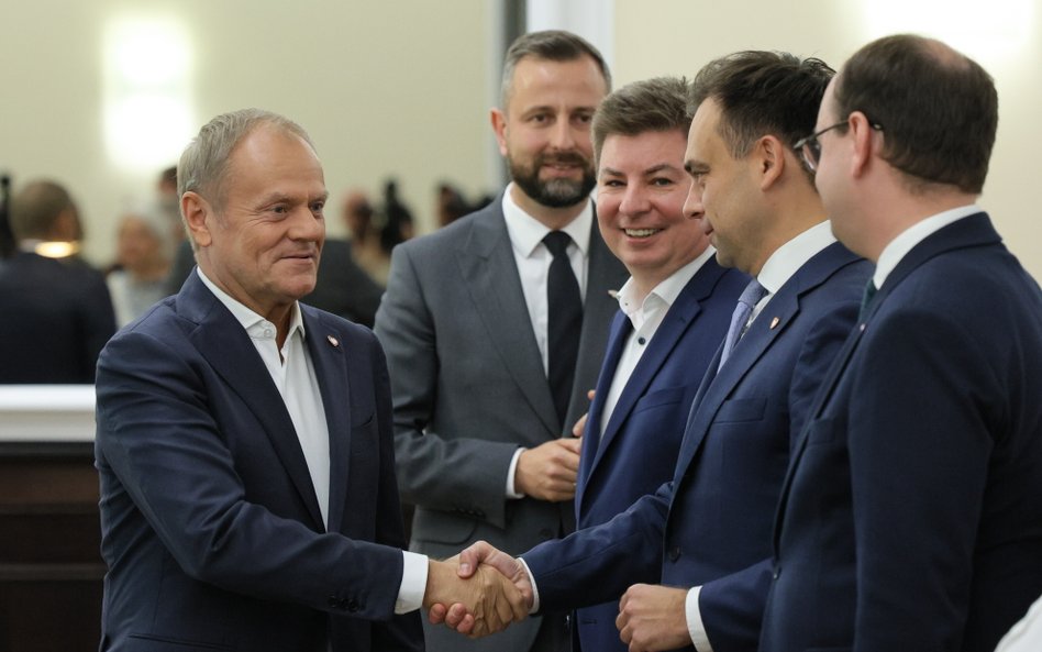 Posiedzenie rządu. Premier Donald Tusk (L), wicepremier, minister obrony narodowej Władysław Kosinia