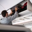 Polacy mają dosyć płacenia za bagaż podręczny w samolotach. Wnieśli skargę do Brukseli