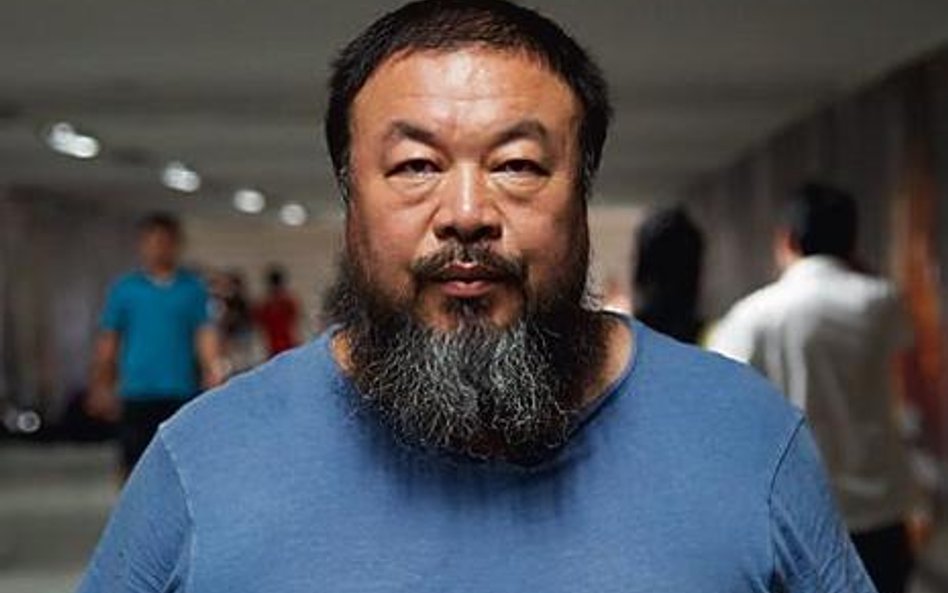 Ai Weiwei – mimika artysty niewiele wyraża. Można się jedynie domyślać stresu i emocji, które nim po