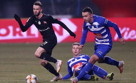 W Płocku emocje były ogromne. O piłkę walczą Cezary Stefańczyk (Wisła – z prawej) i Mateusz Wdowiak 