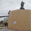 Budowa ogrodzenia wokół pomnika Katarzyny II