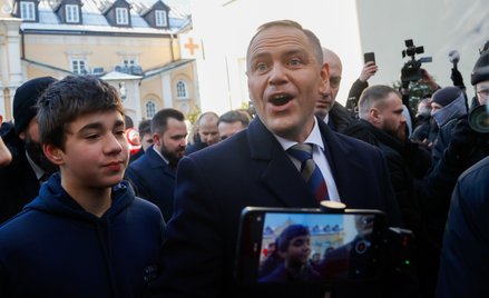 Prezydent RP Karol Nawrocki (C-P) z uczestnikami XVIII Patriotycznej Pielgrzymki Kibiców na Jasną Gó