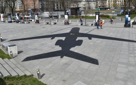 Praca Jerzego Kaliny "Odchodzimy! Smoleńsk 2010 - 2015" przedstawiająca cień samolotu Tu-154M namalo