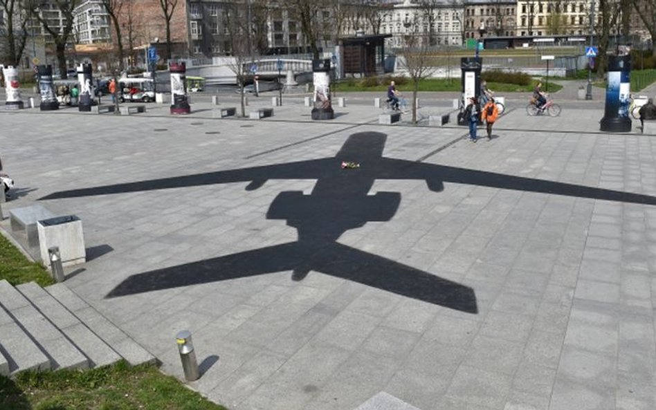 Praca Jerzego Kaliny "Odchodzimy! Smoleńsk 2010 - 2015" przedstawiająca cień samolotu Tu-154M namalo