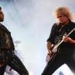 Adam Lambert i Brian May podczas koncertu w Barcelonie