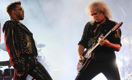 Adam Lambert i Brian May podczas koncertu w Barcelonie