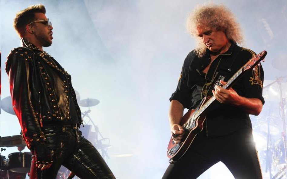 Adam Lambert i Brian May podczas koncertu w Barcelonie