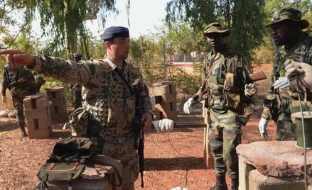 Niemiecki żołnierz w Mali uczy miejscowych kolegów