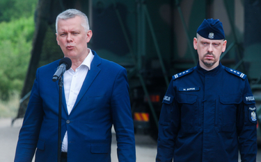 Szef MSWiA Tomasz Siemoniak i komendant główny policji inspektor Marek Boroń podczas wystąpienia dla