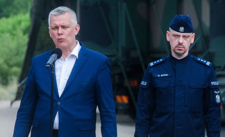 Szef MSWiA Tomasz Siemoniak i komendant główny policji inspektor Marek Boroń podczas wystąpienia dla