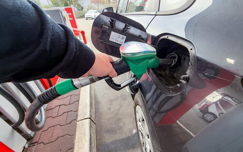 Ceny paliw odbiły w górę mimo tańszej ropy. Kierowcy mogą być zdziwieni