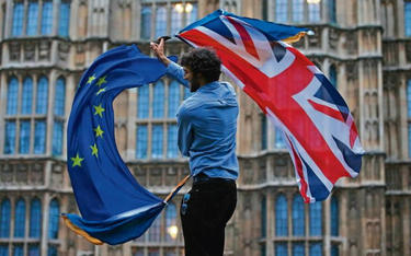 Chaotyczny brexit uderzy w brytyjską gospodarkę