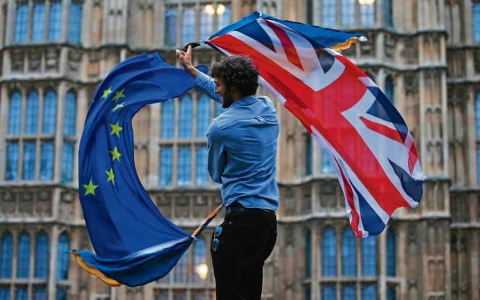 Chaotyczny brexit uderzy w brytyjską gospodarkę