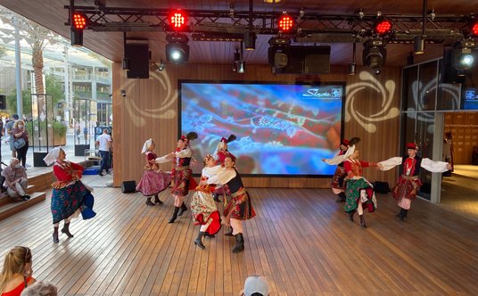 Mini scena na tyłach polskiego pawilonu na Expo 2020 w Dubaju. Jeden z tanecznych pokazów regionalny