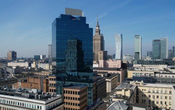 Biurowiec przy ulicy Moniuszki 1A wyróżnia się doskonałą lokalizacją oraz... kształtem