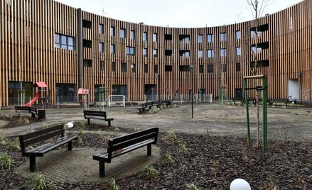 Patio budynku na wrocławskich Żernikach ma tętnić życiem sąsiedzkim. Spotykać się tam będą różne pok