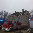 Pożar pałacu w Wojnowicach gasiło dziesięć jednostek straży pożarnej.
