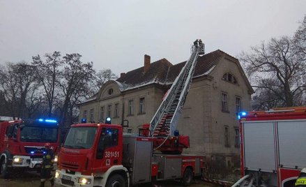 Pożar pałacu w Wojnowicach gasiło dziesięć jednostek straży pożarnej.