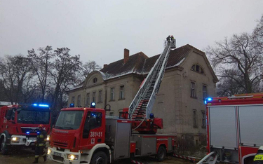 Pożar pałacu w Wojnowicach gasiło dziesięć jednostek straży pożarnej.