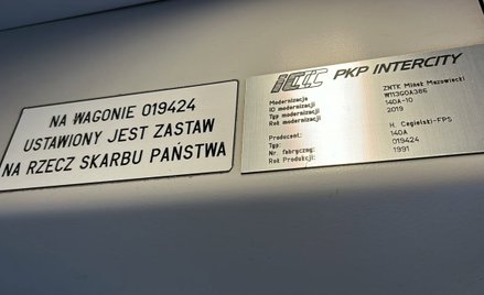 Tabliczki umieszczone w wagonach PKP Intercity informują o zabezpieczeniu kredytów przeznaczonych na