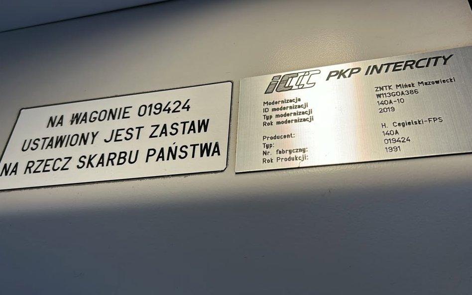 Tabliczki umieszczone w wagonach PKP Intercity informują o zabezpieczeniu kredytów przeznaczonych na