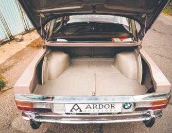 Kufer z powodzeniem zmieści kilka walizek.