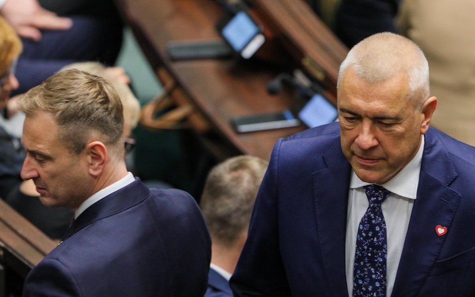Posłowie KO Roman Giertych (C) i Sławomir Nitras (L)
