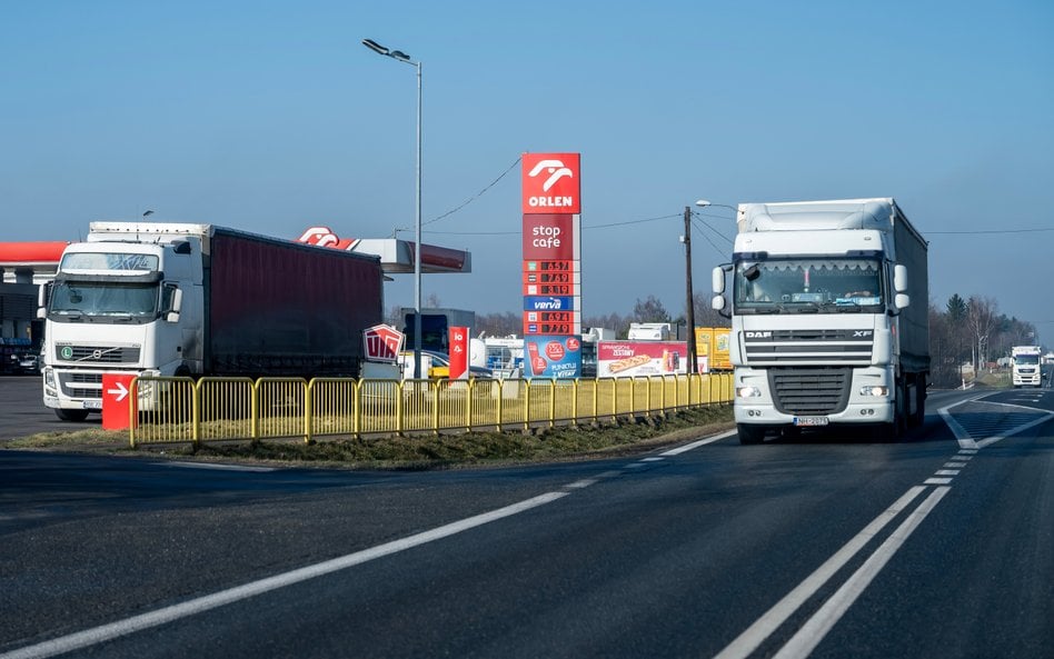 Kierowcy korzystający z aplikacji ORLEN VITAY mogą tankować paliwo z rabatem w weekendy aż do końca 